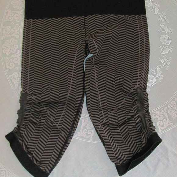 lululemon athletica Pants - LULULEMON IN THE FLOW CROP FATIGUE GREEN CHEVRON PANT SEAMLESS EBB 12